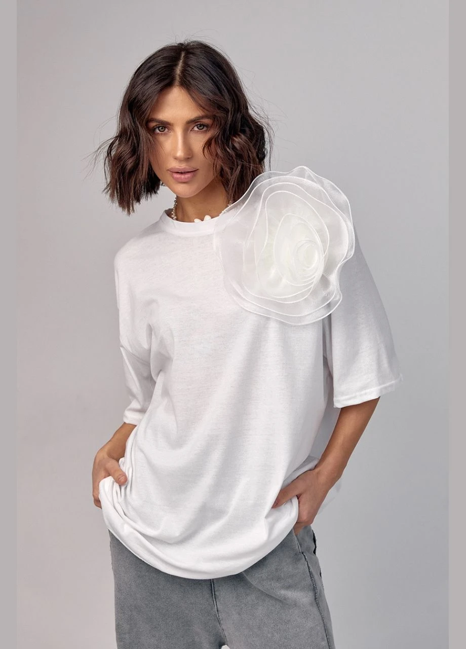 Подовжена футболка oversize з об'ємною квіткою - білий Lurex - (293292859)