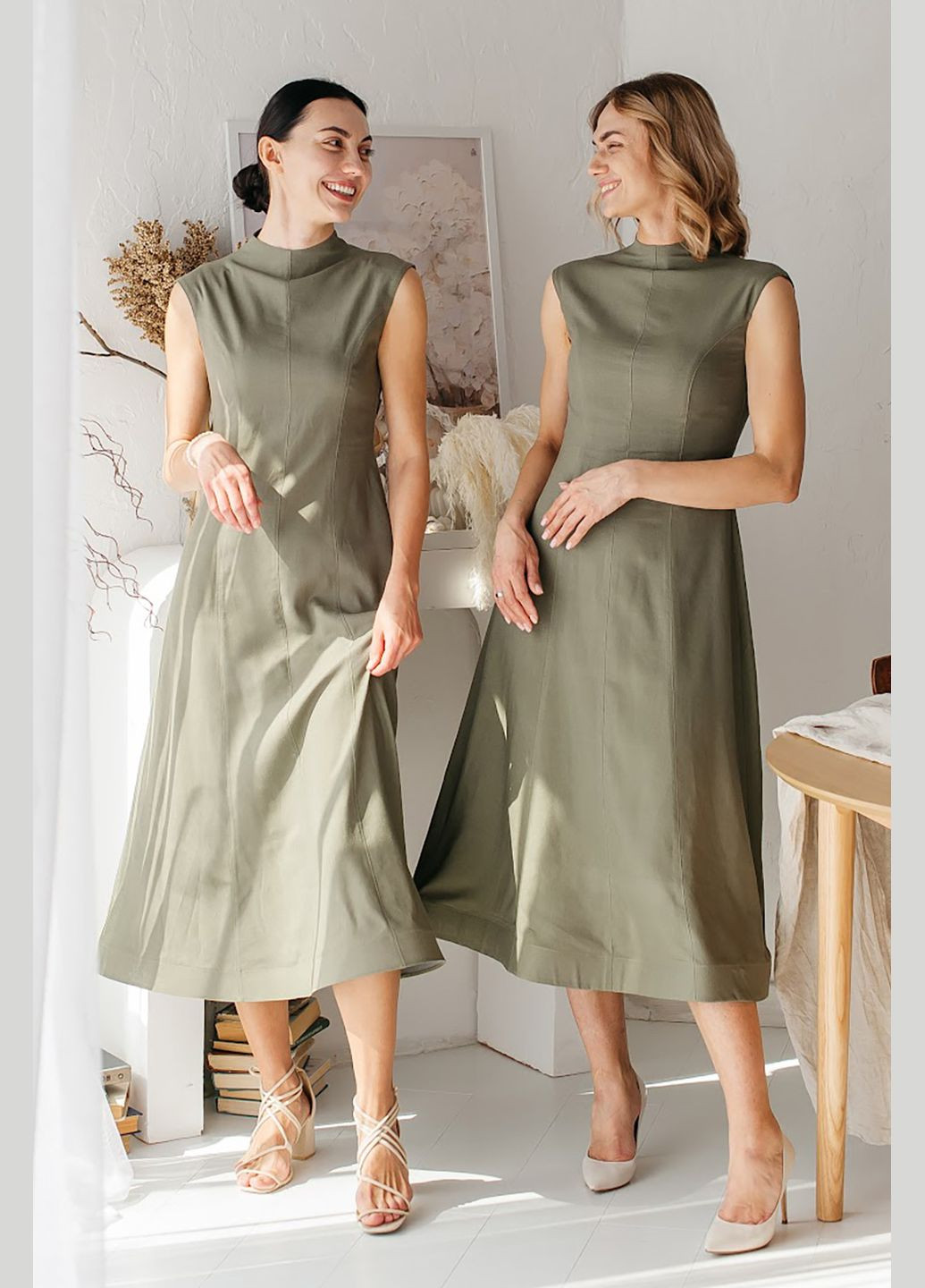 Оливкова (хакі) сукня з льону з високим коміром і приталеним кроєм olive Lana Bryk однотонна