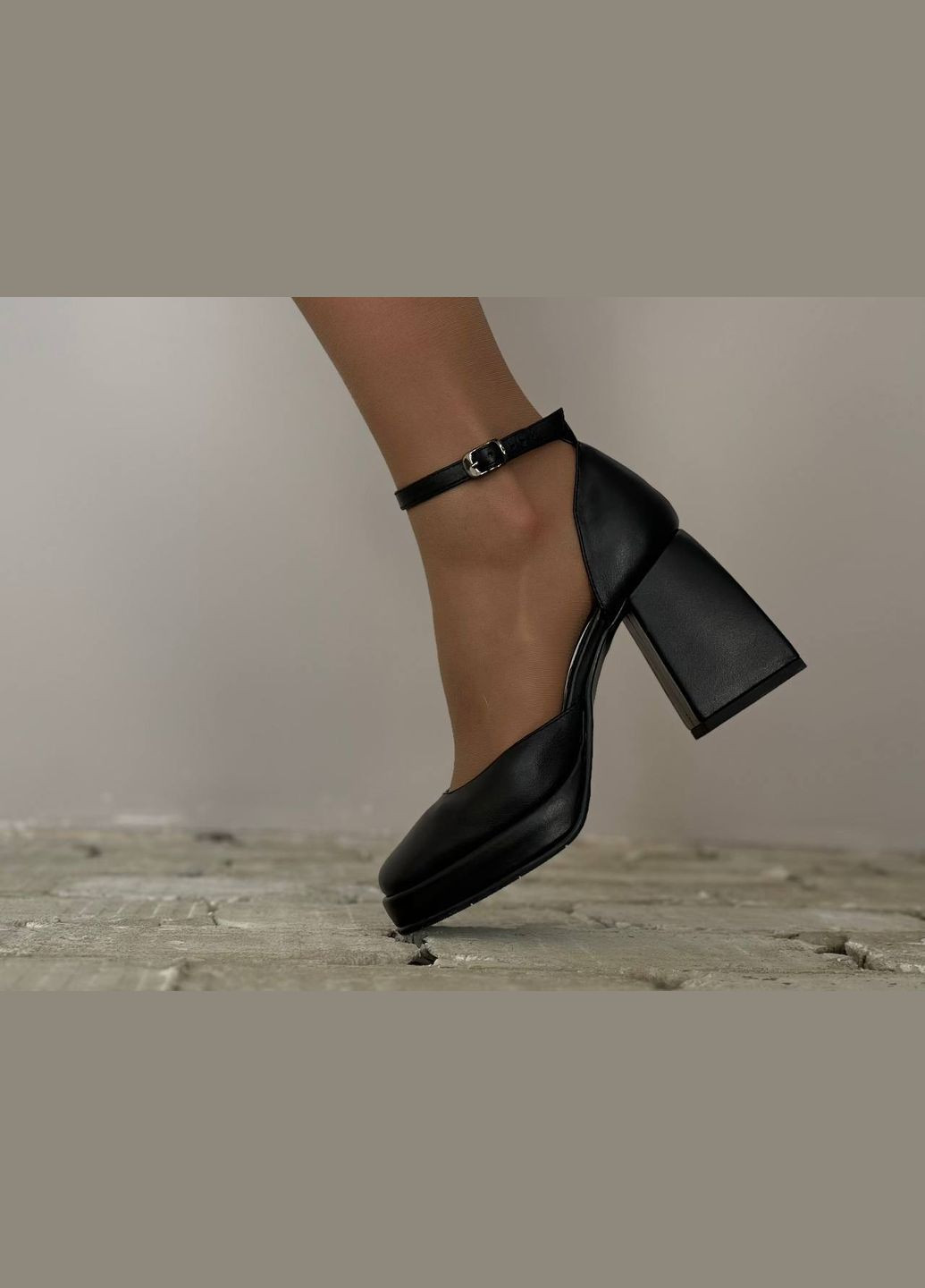 Черные босоножки на каблуке Україна