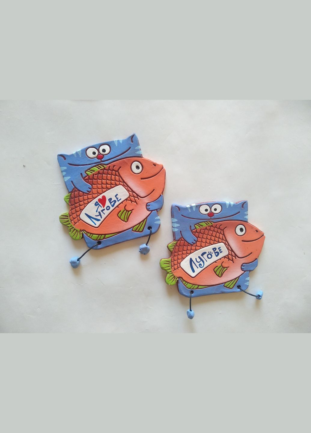 Персонализированный керамический магнит «Котик с рыбкой» (голубой) Коти&Ангели (301533193)