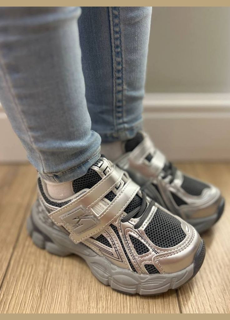 Серебряные всесезонные легкие и невесомые кроссовки для стильных луков 26-33 гг. New Balance