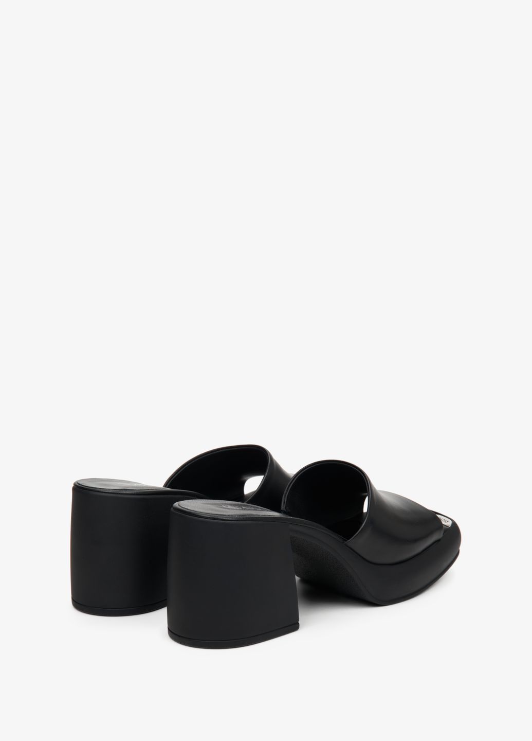 Черные шлепанцы, цвет черный Estro