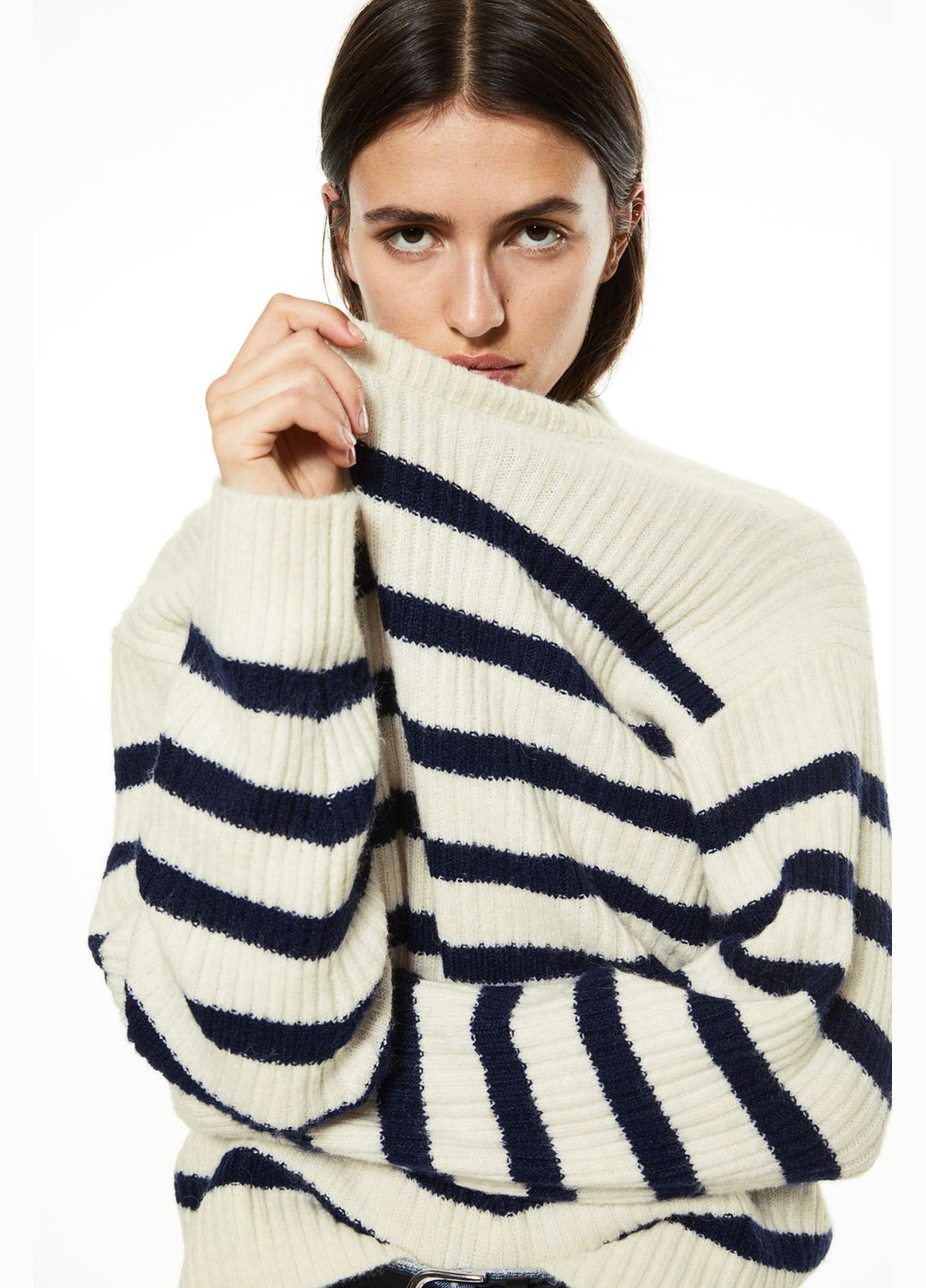 Молочный зимний свитер H&M