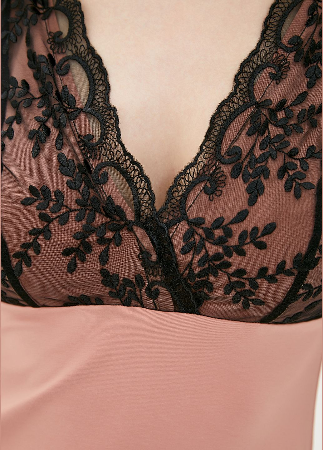 Нічна сорочка рожево-пудрового кольору з контрастним ліфом та мереживом ORA (305697074)