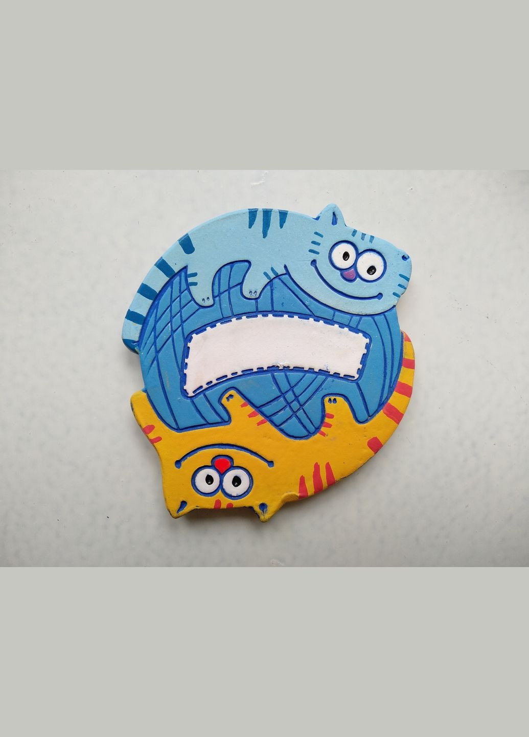 Персонализированный керамический магнит «Играющие котята» (голубой клубочек) Коти&Ангели (301533111)