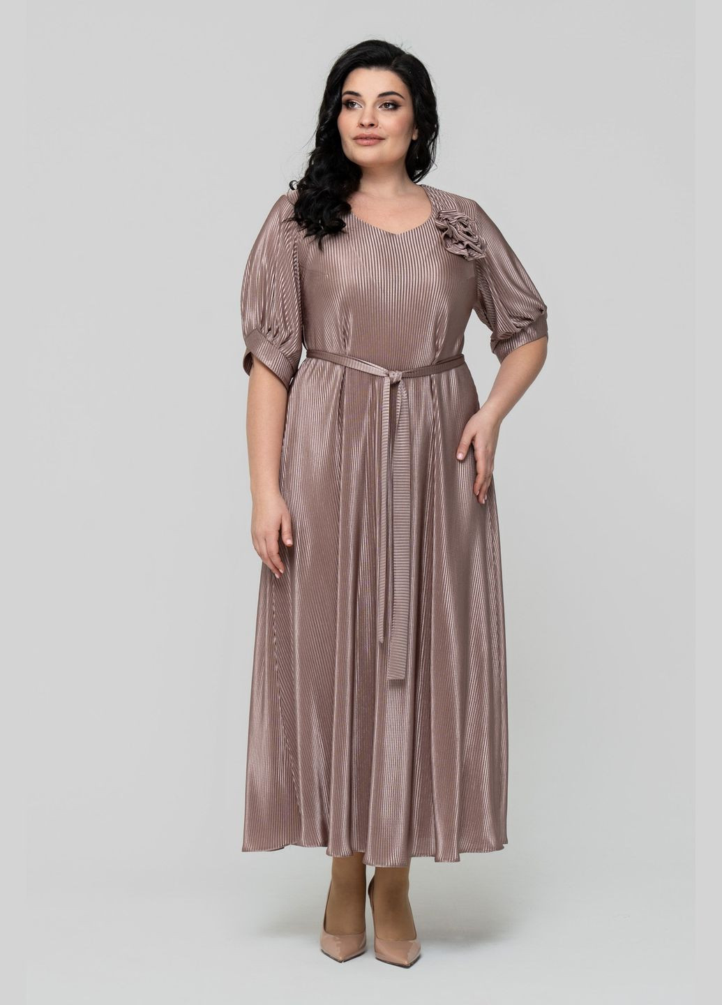 Пудровое платье трапецевидного силуэта из гофре трикотажа с декоративным цветком all posa (ap102343p) A'll Posa