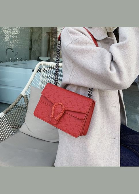 Жіноча сумка на товстому ланцюжку крос-боді з підковою через плече червона No Brand (299279355)