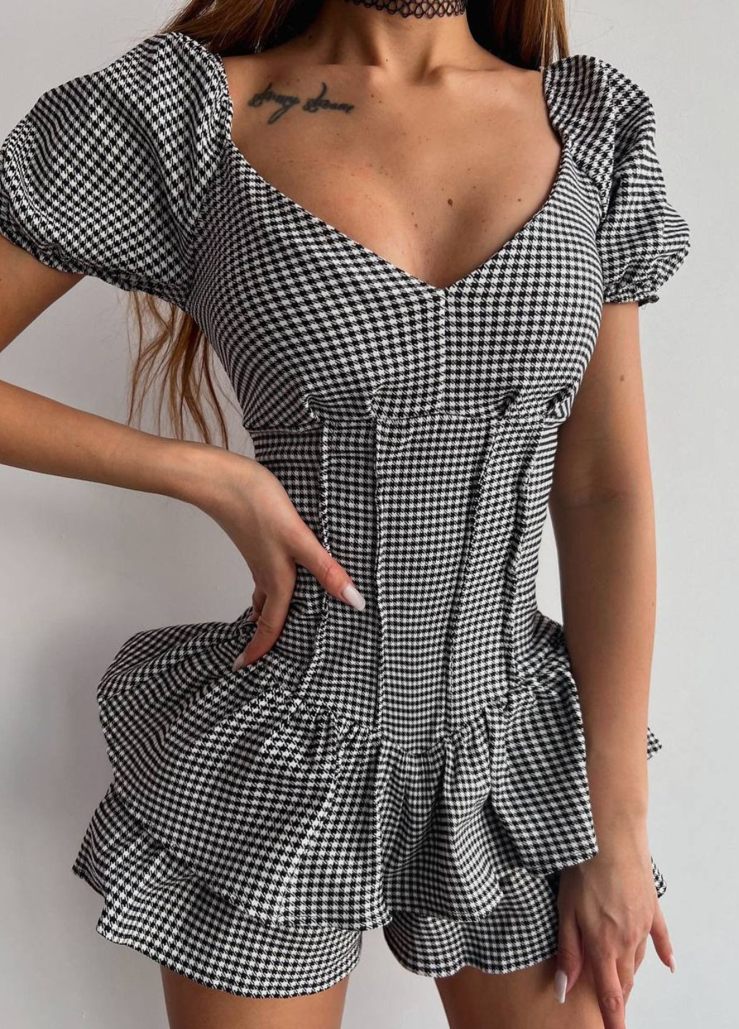 Изысканный приталенный летний комбинезон-шорты с узором, рюшами и короткими рукавами фонарик Україна комбинезон-шорты гусиная лапка чёрно-белого кэжуал хлопок, джинс