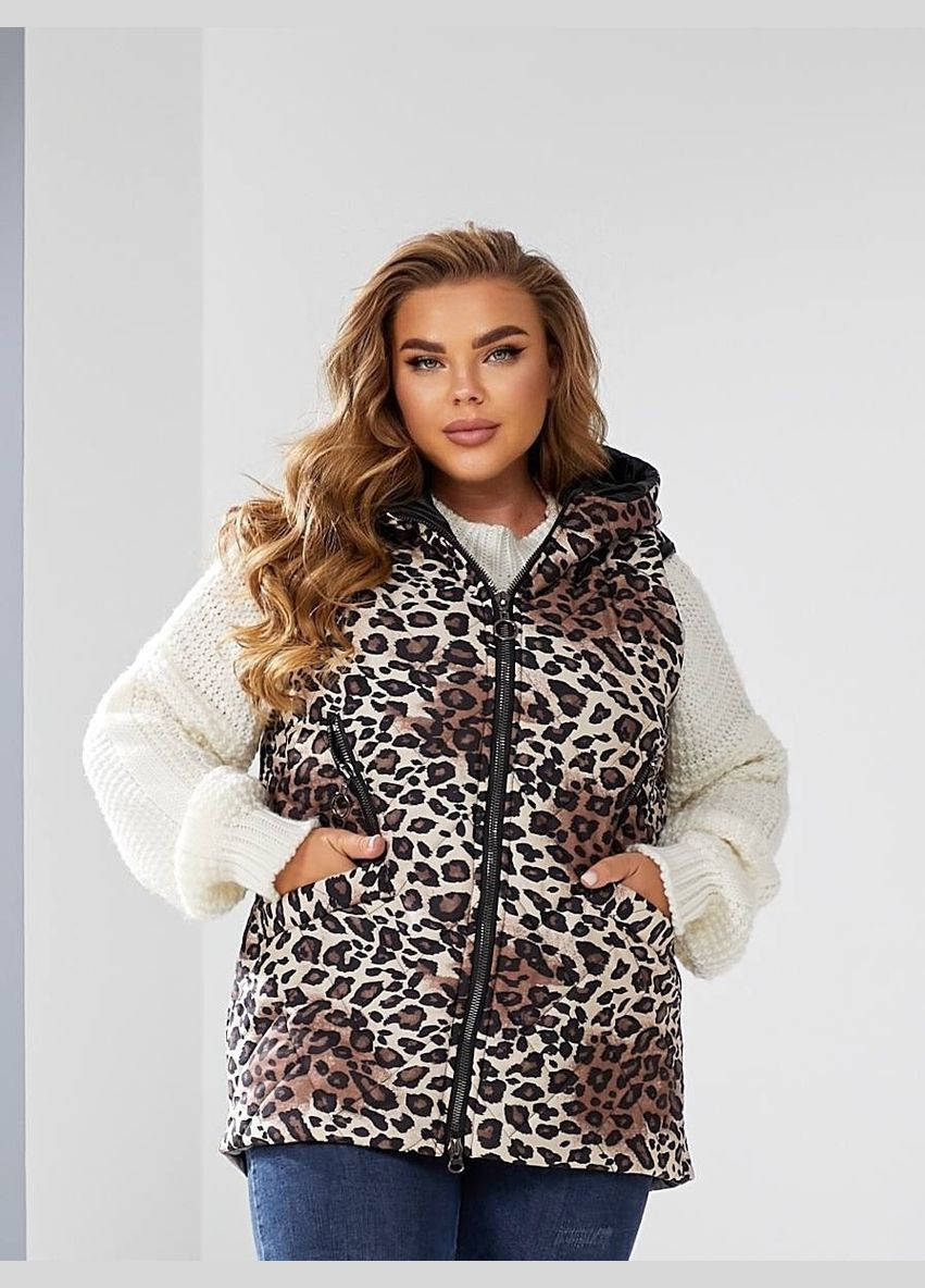Женская жилетка батал леопардовый принт безрукавка средней длины по бедра стеганая с капюшоном на молнии с карманами Viki Жилет (316218942)