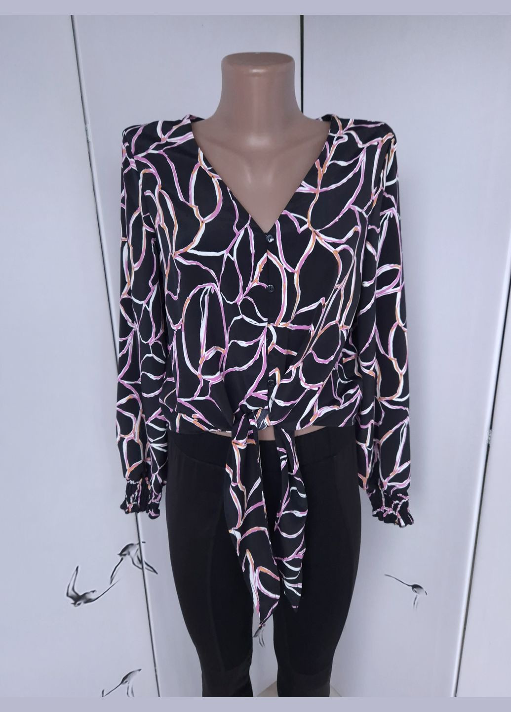 Чёрная блузка женская в абстрактный принт с завязкой спереди Vero Moda
