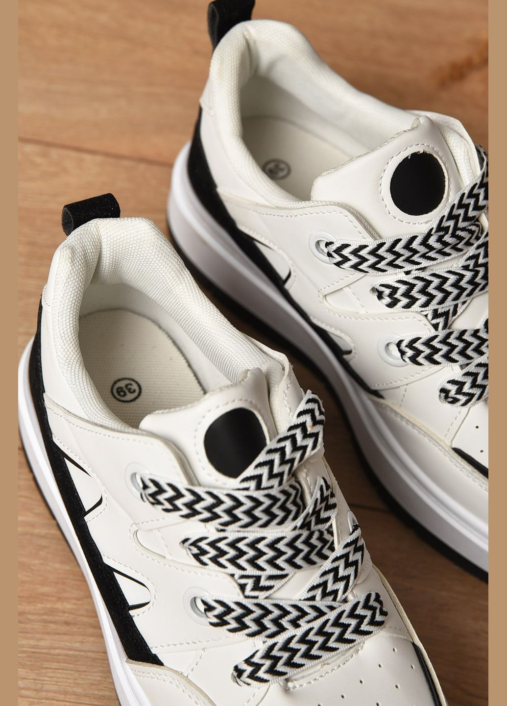 Кросівки жіночі чорно-бiлого кольору на шнурівці Let's Shop чорно-білі демісезони (347234611)