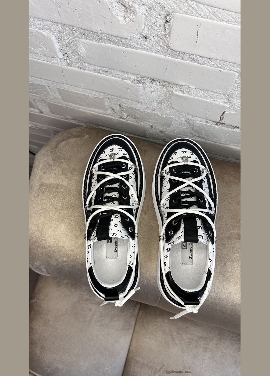 Чорно-білі осінні кросівки Marandi