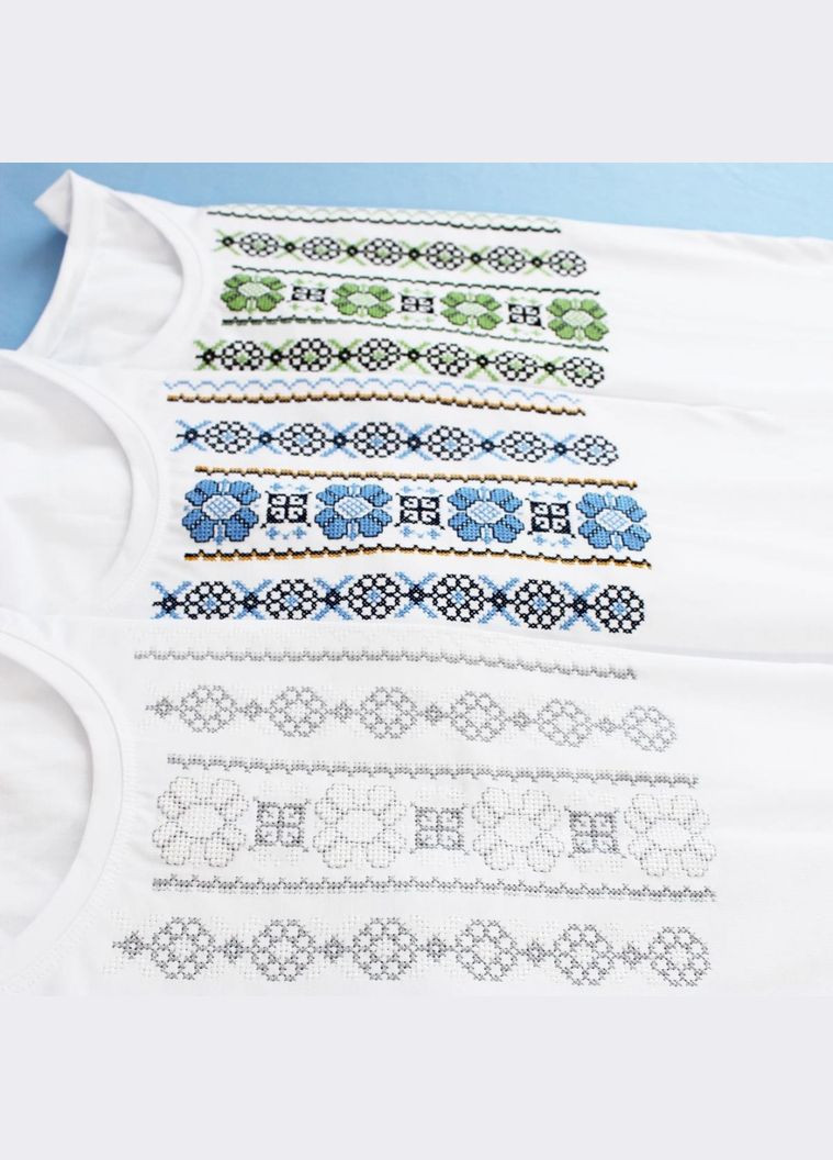 Лонгслив с вышивкой белый с голубым орнаментом. Ladan - (301026382)