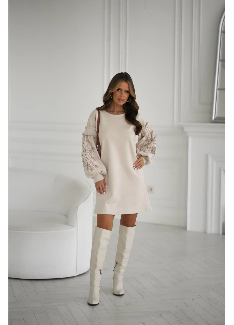 Бежевое праздничный, вечернее замшевое женское платье мини с вышивкой на рукавах. MonCher
