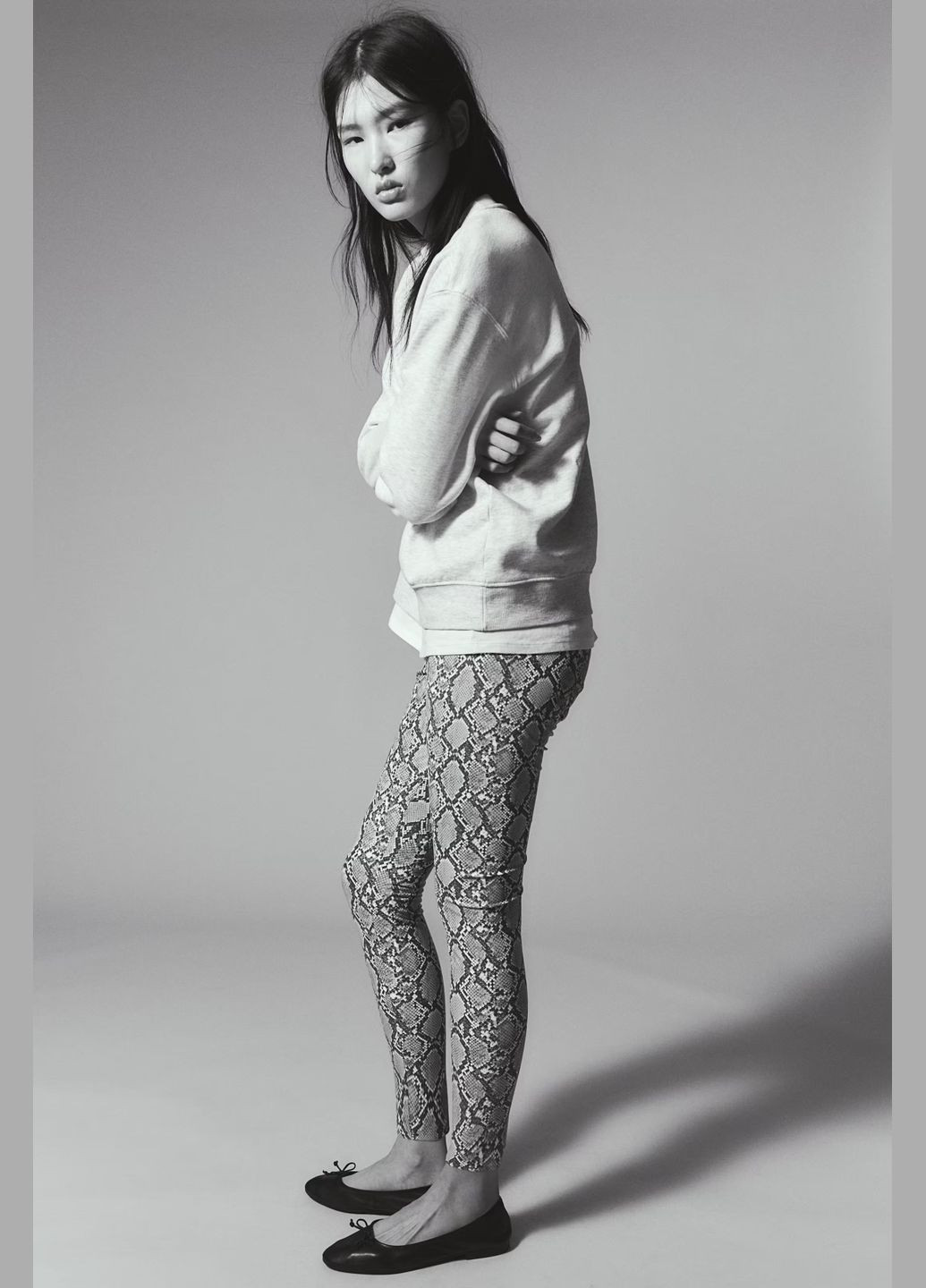 Комбинированные демисезонные леггинсы в змеиный принт H&M