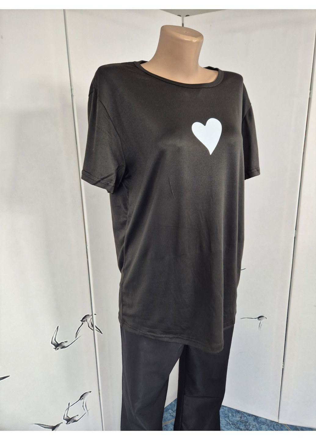 Футболка жіноча з білим серцем спереду No Brand - (358494842)