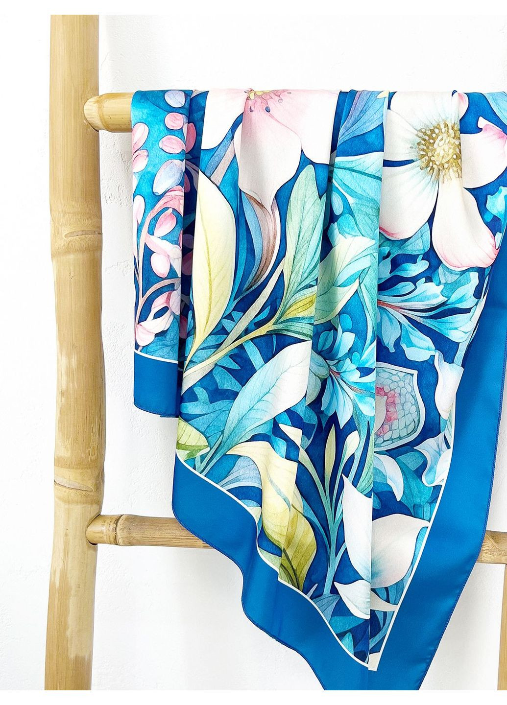 Жіноча хустинка з принтом Квітковий шик Presentville 7546 (361679303)