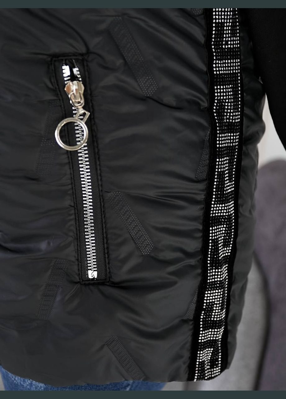 Женская удлиненная жилетка батал черная безрукавка с капюшоном и полосками со стразами на молнии Viki Жилет (316111600)