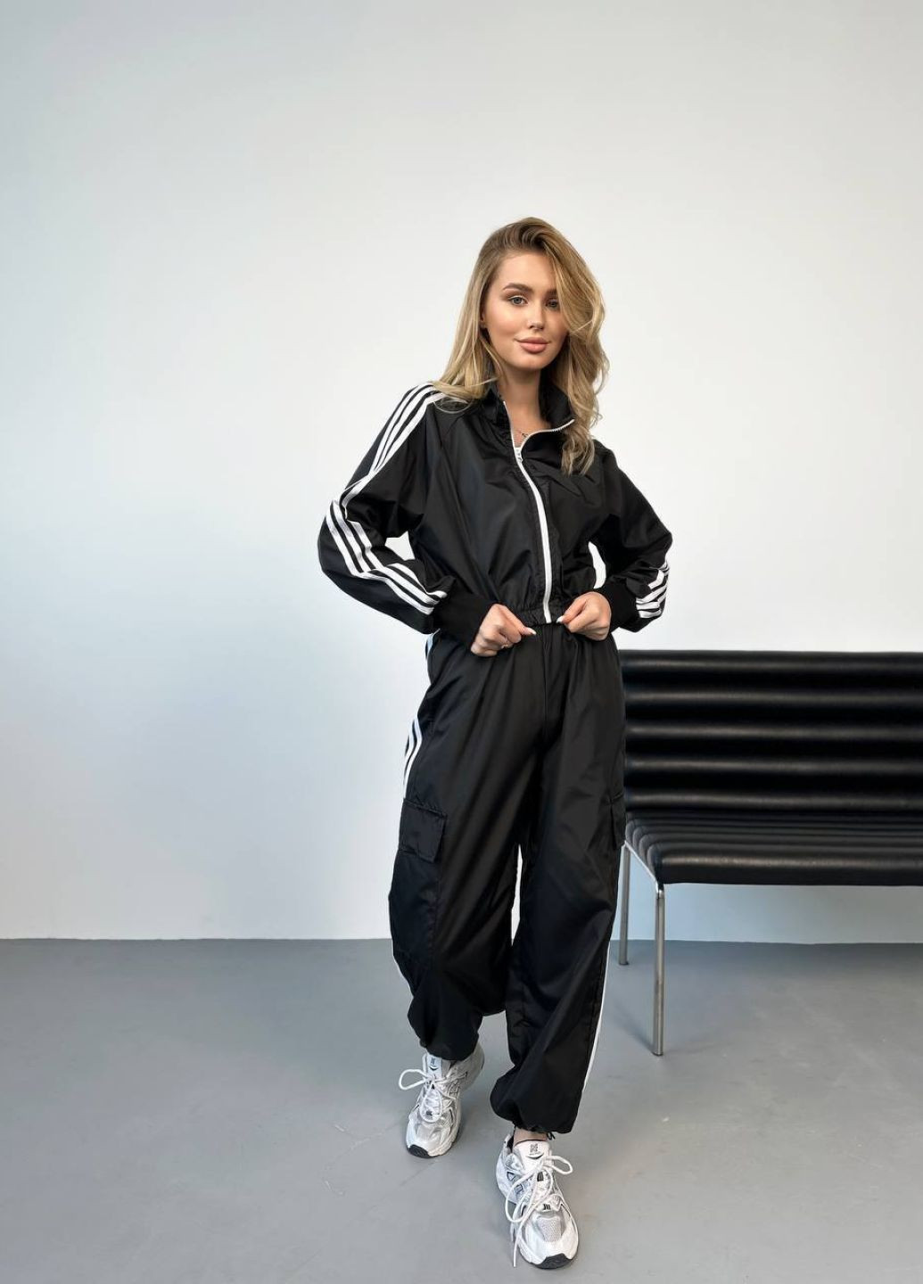 Стильний жіночий костюм з плащівки та штанами джогерами Україна (328559058)
