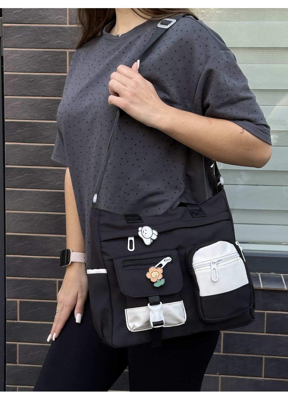 Сумка молодежная женская через плечо с черными значками. Сумка мессенджер. No Brand (350613679)