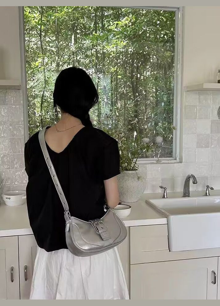 Жіноча сумка багет срібна No Brand (303323073)