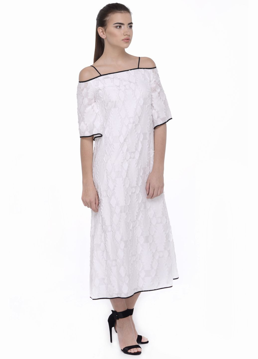 Белое повседневный, кэжуал белое платье из фактурной ткани с открытыми плечами Nai Lu-na by Anastasiia Ivanova с геометрическим узором