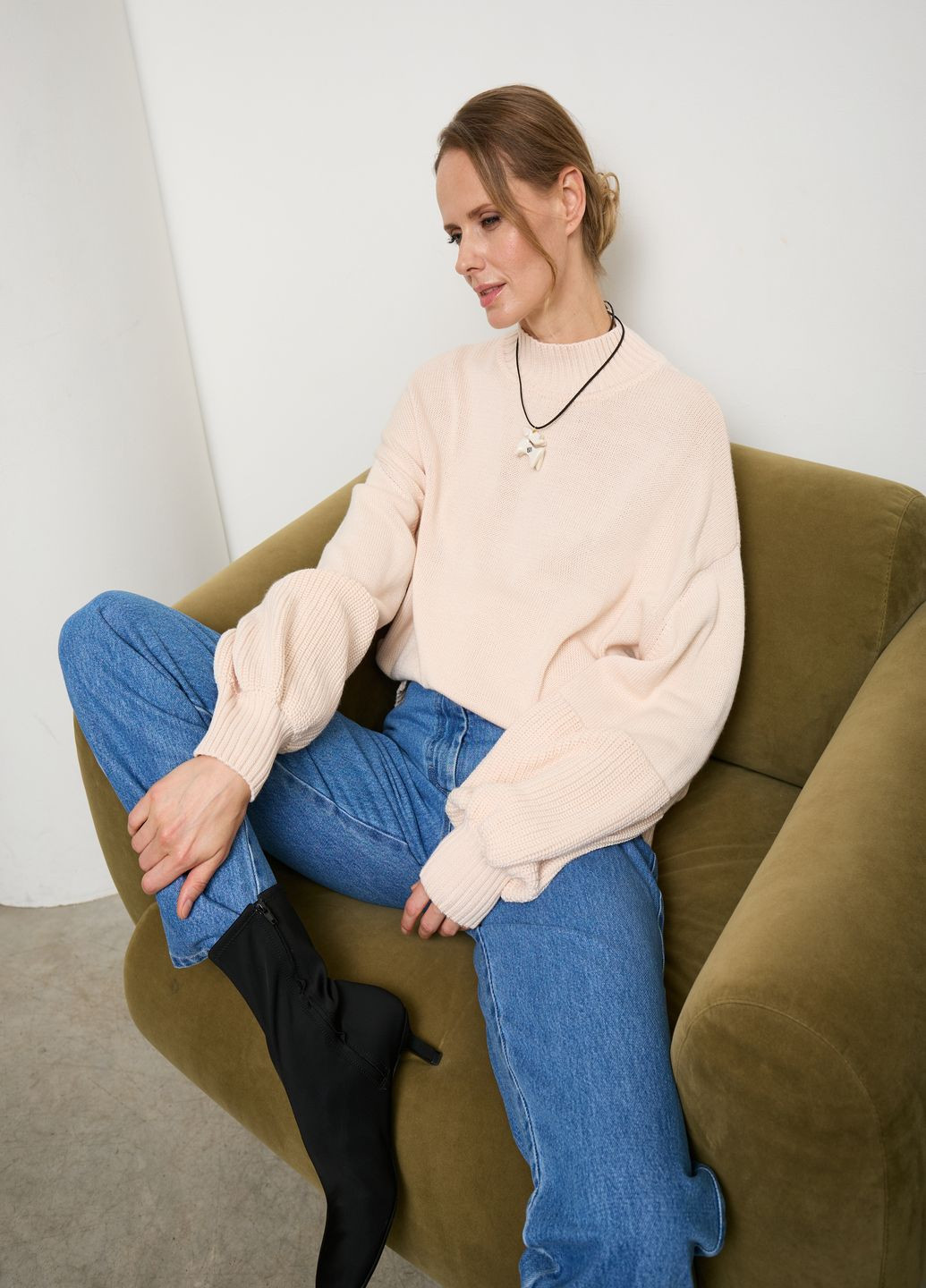 Персиковий светр з об'ємними рукавами Kohai