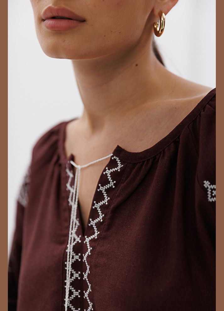 Коричнева жіноча вишиванка з ластівками гладдю Arjen (295903465)