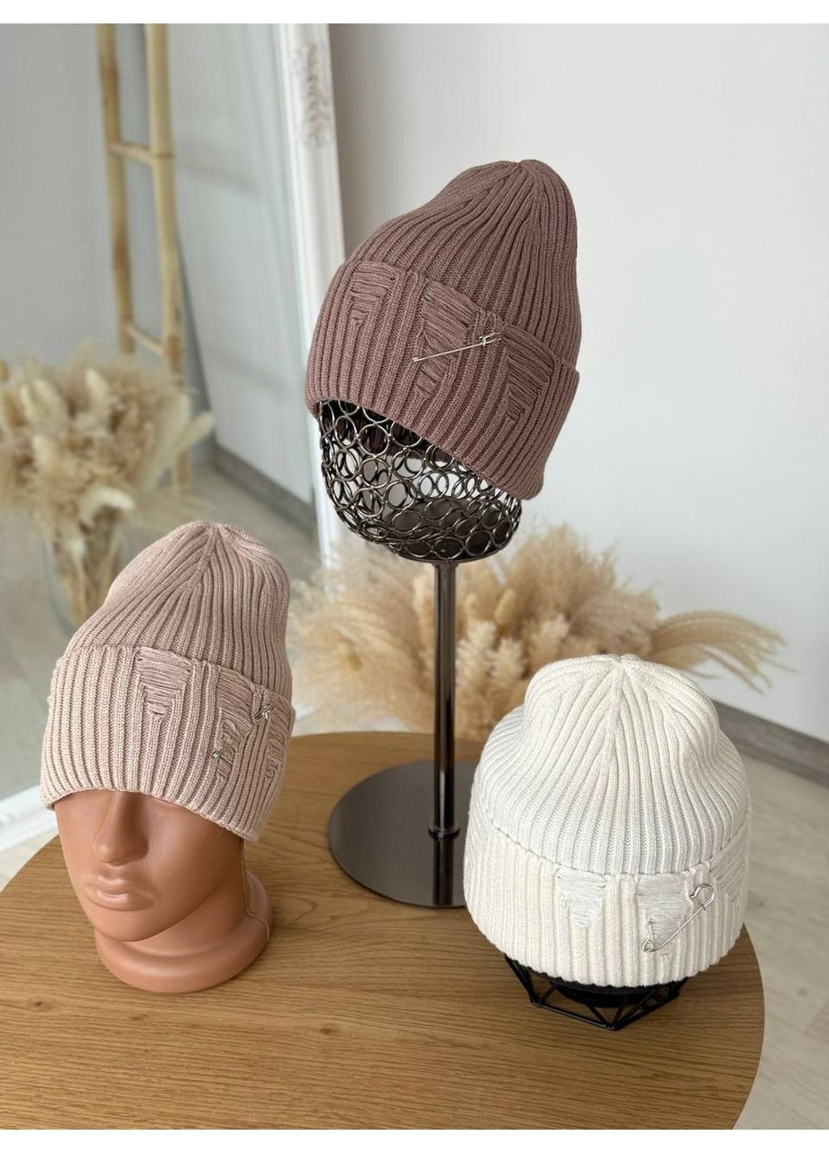 Вязаная женская шапка из английской резинки с декоративной шпилькой с невысокой лопаткой. Шоколадный No Brand (370604892)