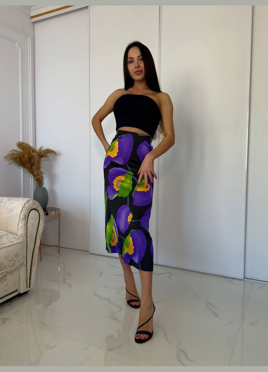 Черная повседневная, кэжуал цветочной расцветки женская черная с фиолетовой юбкой. No Brand