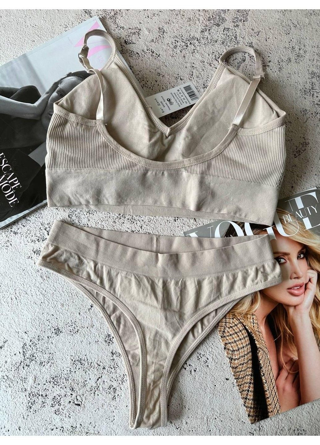 Бежевий комплект спідньої білизни, безшовний топ зі знімним поролоном, трусики стрінги Beisdanna