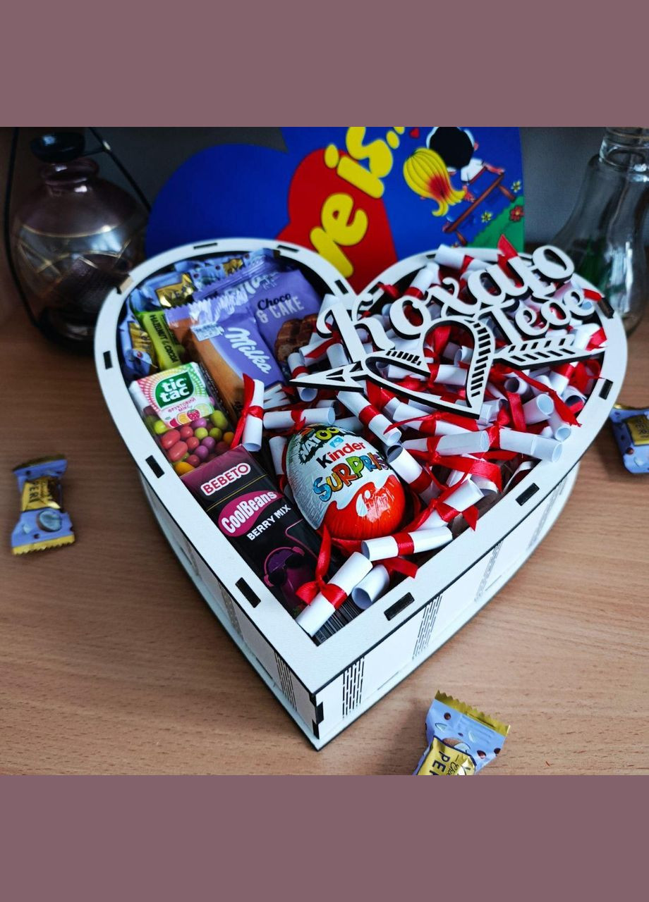 Подарунковий бокс серце з принтом «Love is...» із солодощами та 101 причиною «Чому я тебе люблю» (ar167) No Brand (317348278)