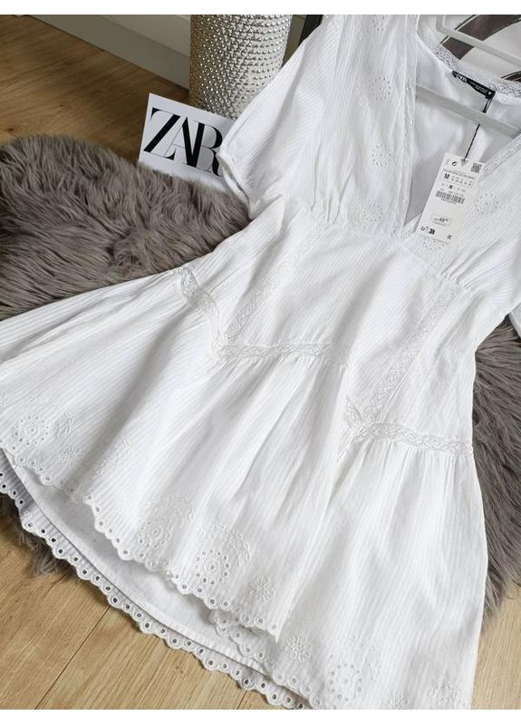 Білий коротка сукня з прорізною вишивкою Zara