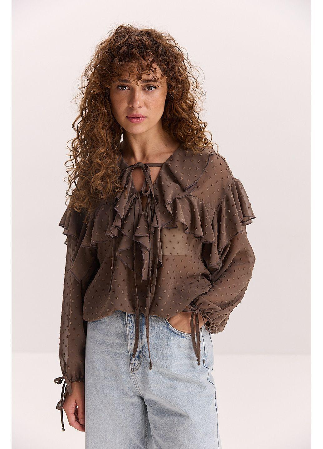 Коричнева шифонова блуза з відкладним коміром і рюшами шоколадна в крапки Arjen