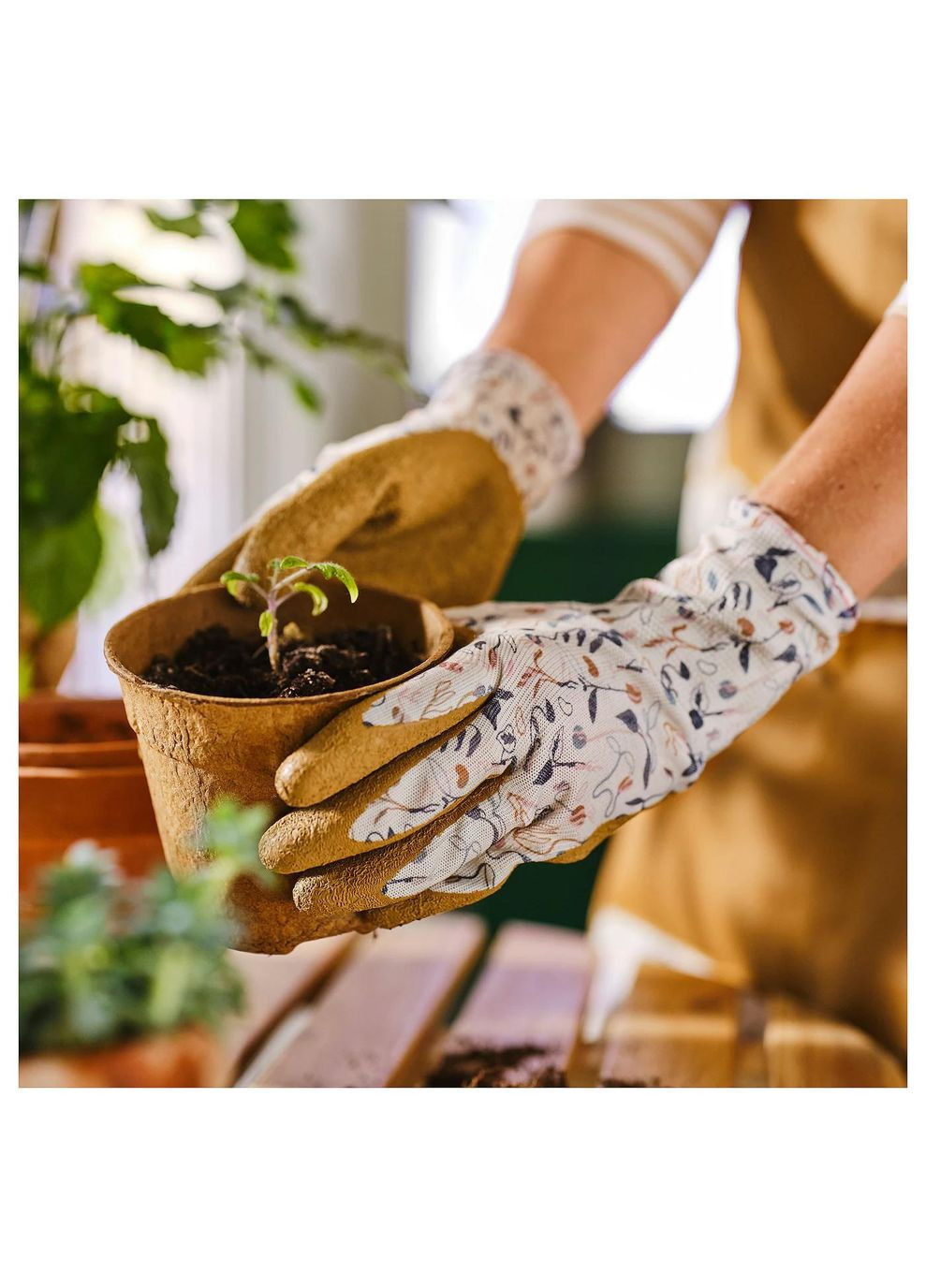 Садовые перчатки ИКЕА DAKSJUS М в мелком беложелтом цветочном узоре (00567088) IKEA (293483667)