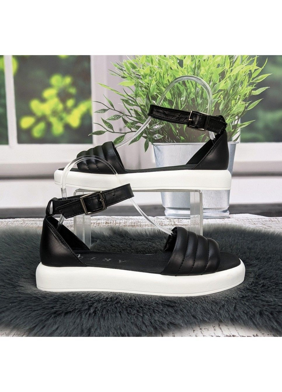 Босоніжки жіночі чорні шкіряні на білій підошві. Arto (336709059)