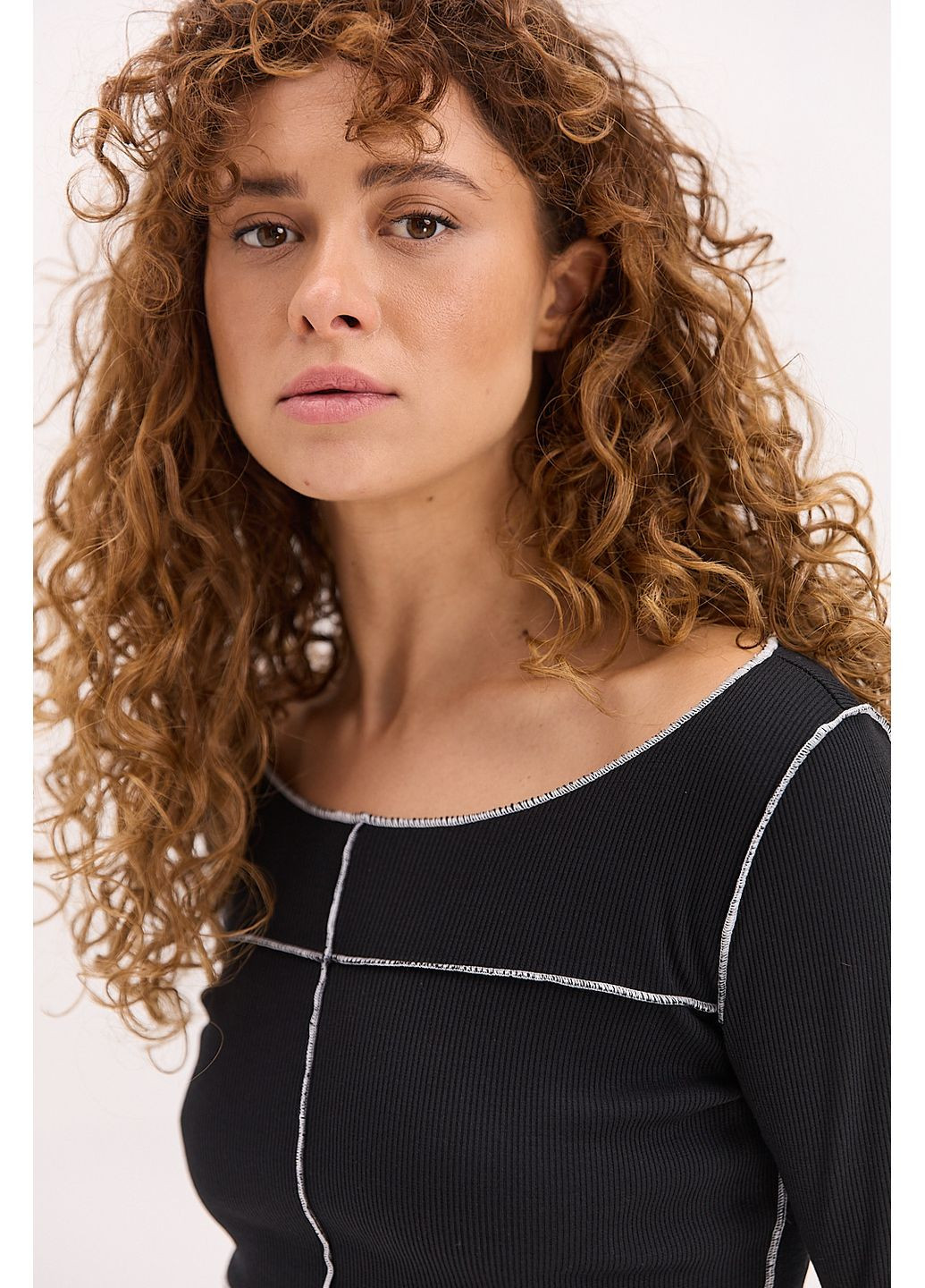 Женский лонгслив в рубчик со швами наизнанку Arjen (358908332)