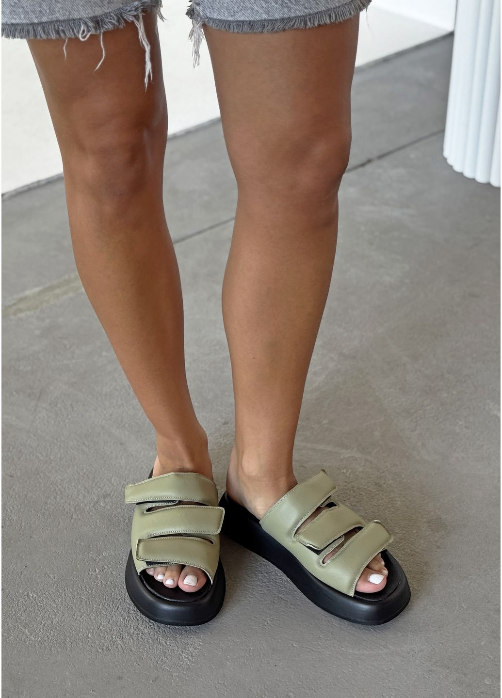 Оливковые стильные шлепанцы из натуральной кожи InFashion