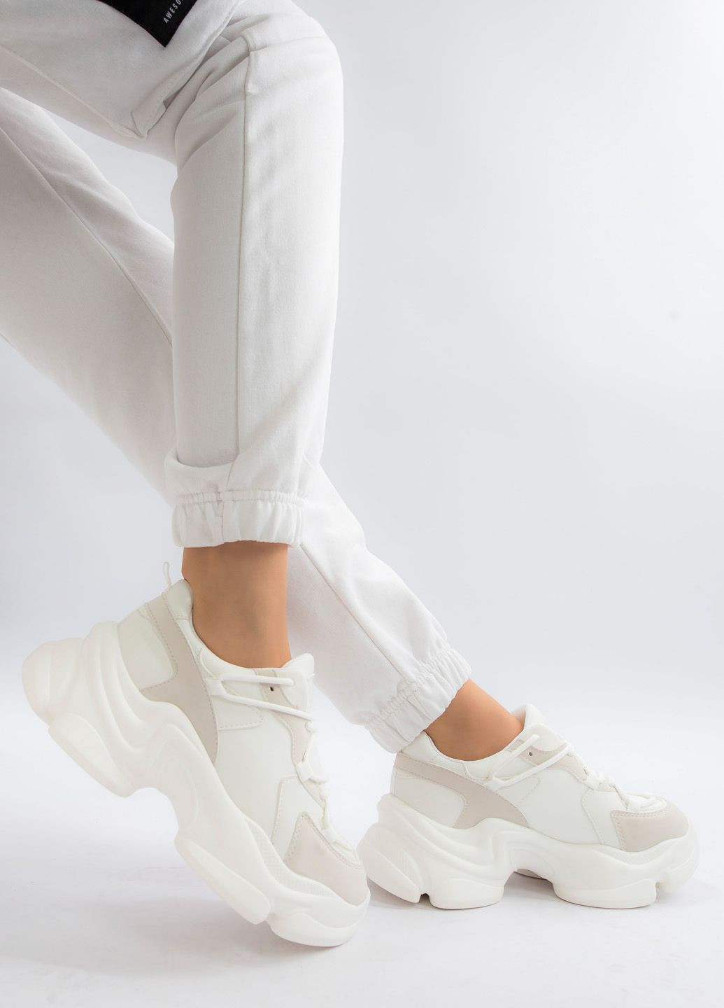 Білі всесезонні кросівки жіночі Fashion