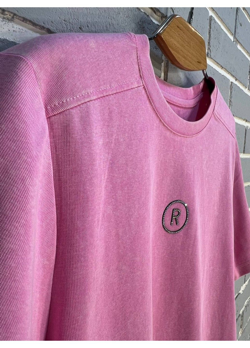 Футболка жіноча A-N 02517 варена аплікація літера "R" з камінців попереду середньої довжини one size No Brand - (315589176)