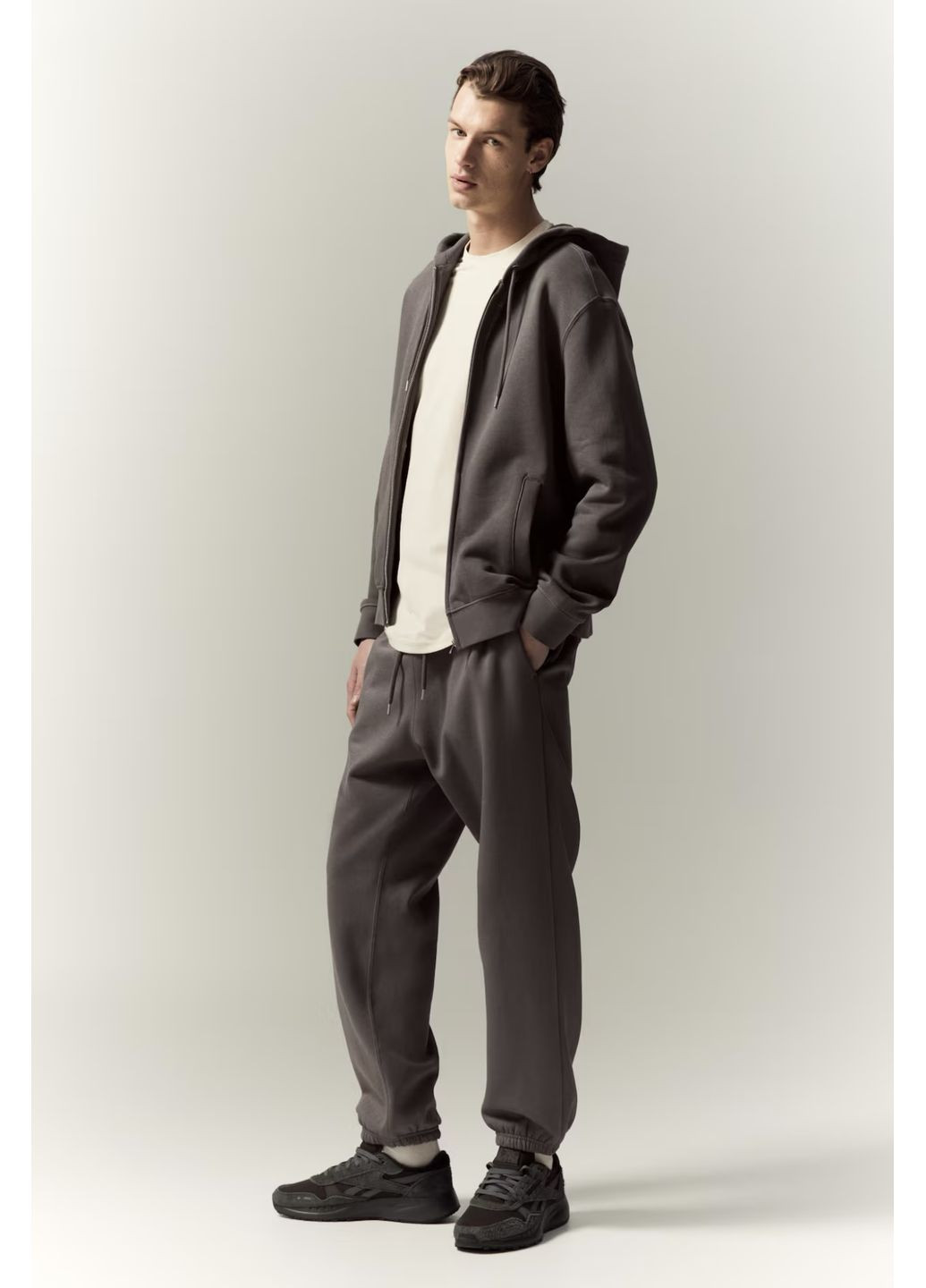 Серые демисезонные брюки H&M