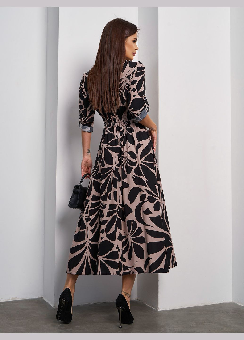 Бежевое повседневный платья на запах ISSA PLUS с абстрактным узором
