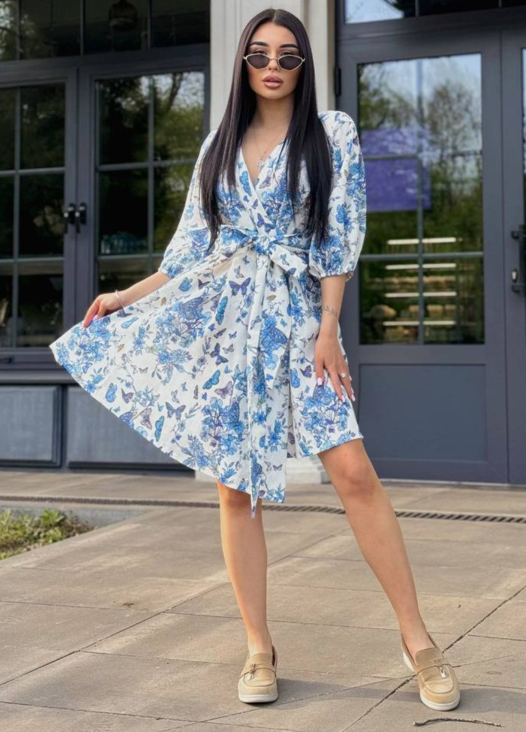 Синее повседневный изысканное легкое летнее свободное меди платье на запах с узором, поясом и рукавами фонарик три четверти на запах Tik-Tak с рисунком