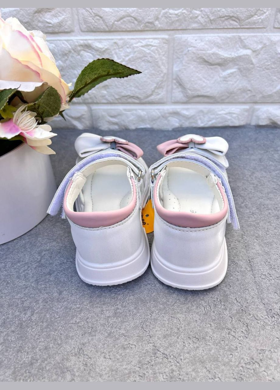 Белые очень красивые босоножки для девочки Clibee