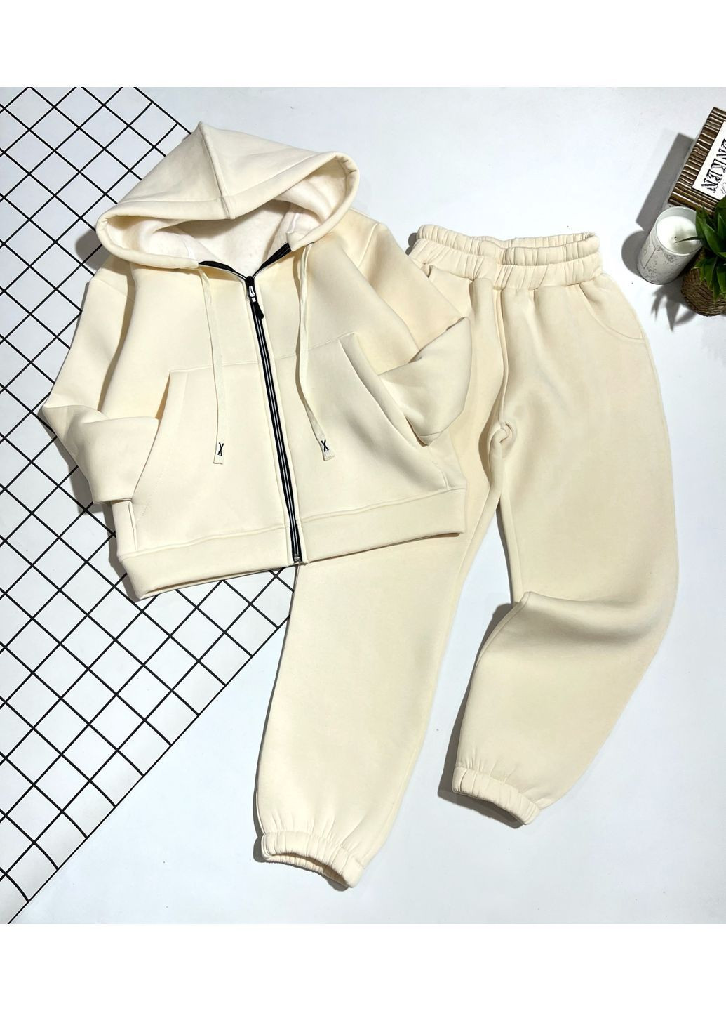 Молочный костюм 2ка (кофта на молнии +джоггеры) No Brand