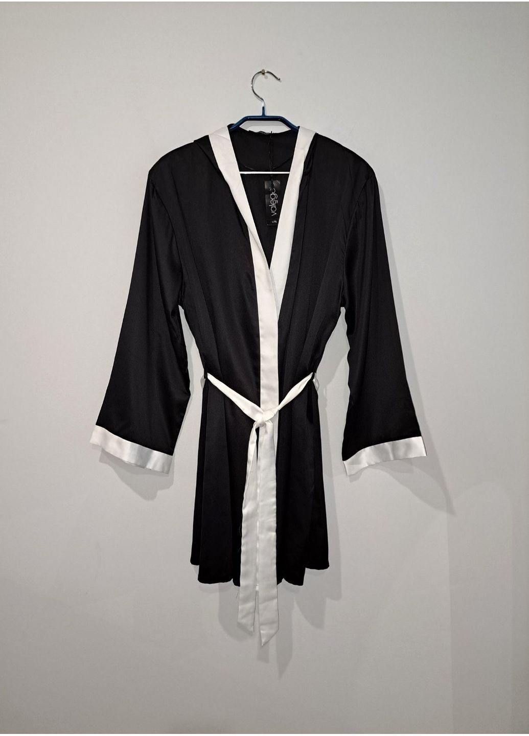 Черно-белая всесезон комплект халат, брюки и топ Valege