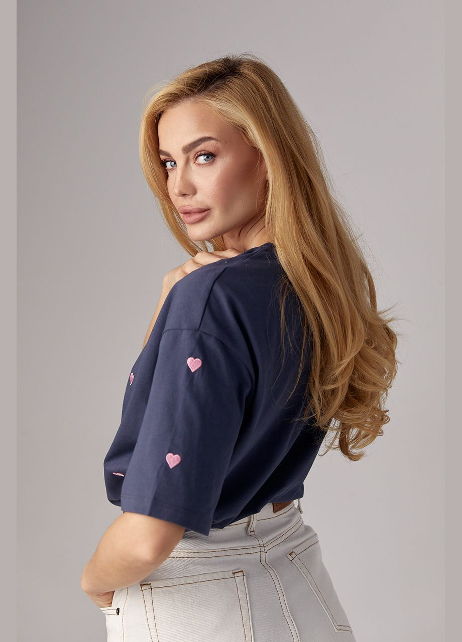 Темно-серая летняя женская футболка украшена вышитыми сердечками Lurex