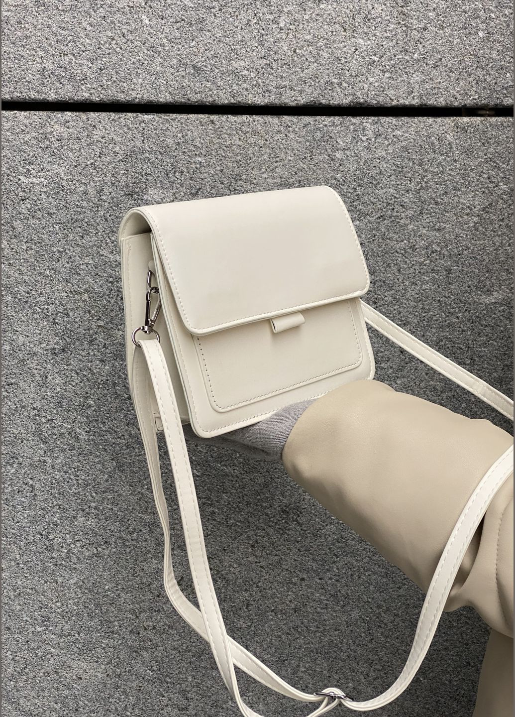 Жіноча класична сумка через плече крос-боді на широкому ремінці 10165 біла No Brand (285794906)