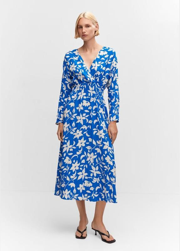 Синее платье меди на запах в цветочный принт платье вискоза Mango