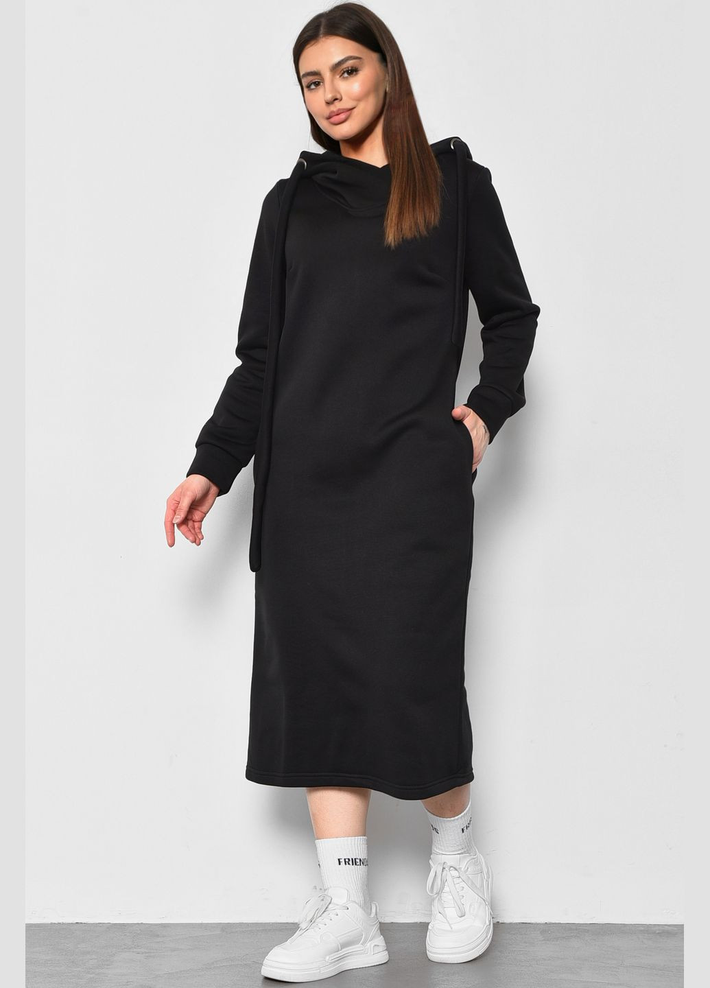 Черное кэжуал платье-худи женское полубатальное на флисе черного цвета оверсайз Let's Shop с цветочным принтом